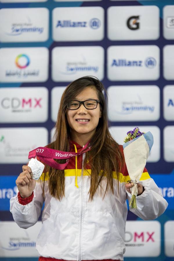 La nadadora Isabel Yinghua Hernández, sonriendo con su plata en el Mundial 