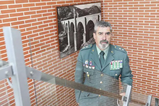 El teniente coronel Antonio Núñez en la Comandancia. :: ARMANDO MÉNDEZ