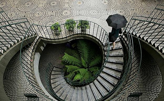 ranseúntes con paraguas caminan por "Embarcadero Center" en San Francisco. 