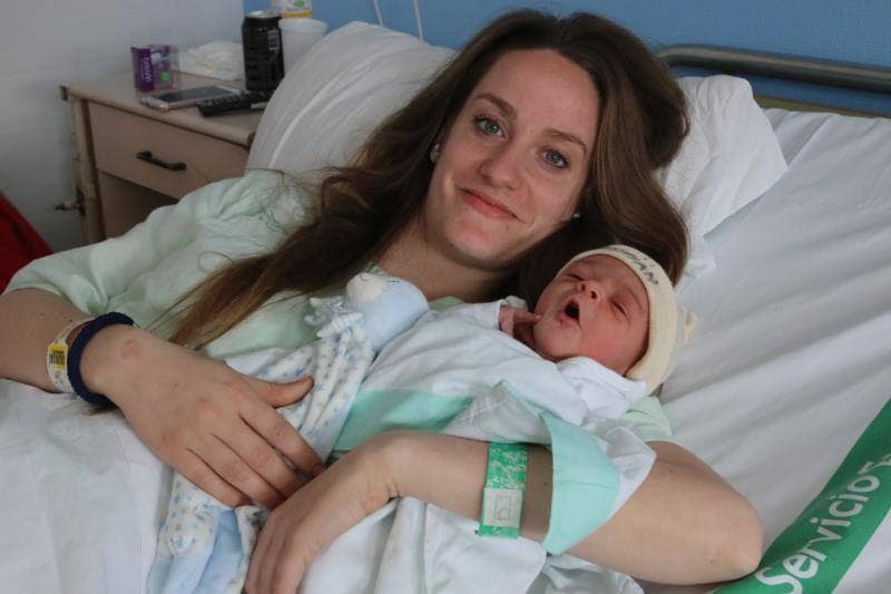 María Isabel abraza a su hijo Cristian Cerrato Díaz, último bebé nacido en 2017 en el hospital de Mérida:: J.M. ROMERO