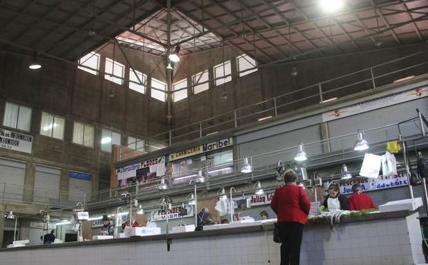 Puestos de pescado en el Mercado de Calatrava:. HOY