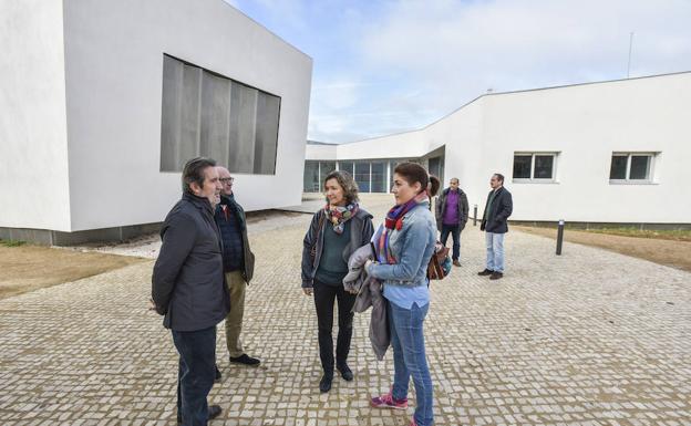 Este es el acceso peatonal a la nueva Casa de la Mujer de Badajoz, en la avenida de Elvas.