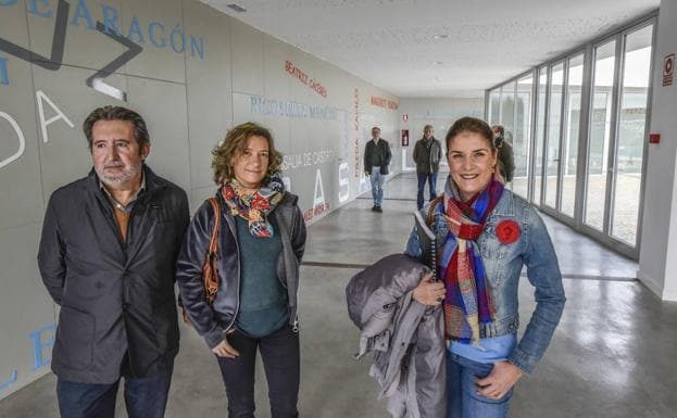 Elisa Barrientos, directora del Imex, y la arquitecta Beatriz Cáceres, en el pasillo de las mujeres.