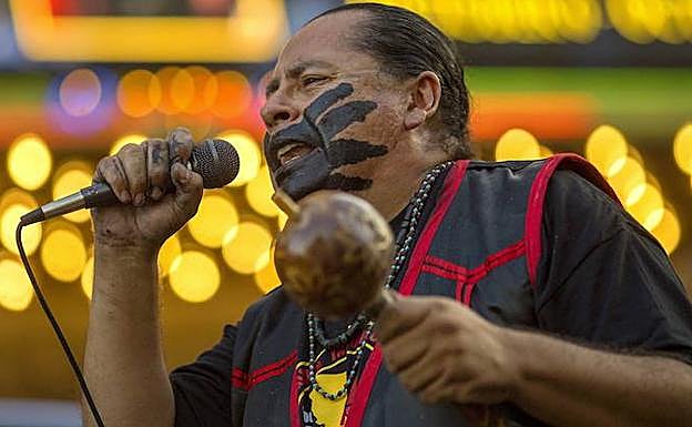 Celebración a cargo de un nativo americano en Los Ángeles. 