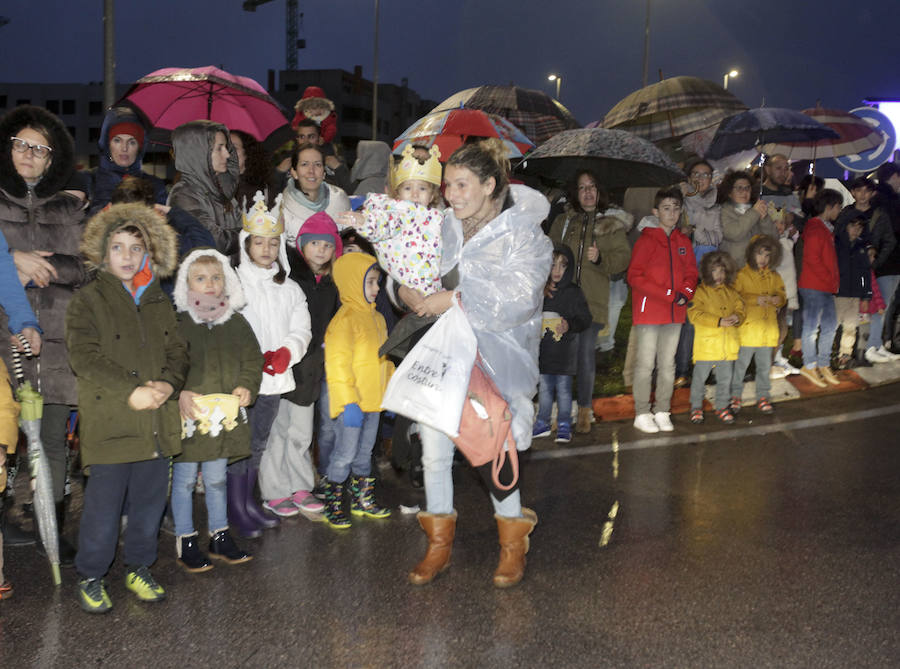 la lluvia no pudo con la ilusión de los pequeños de la casa y salieron a recibir a los Reyes magos en las calles cacereñas