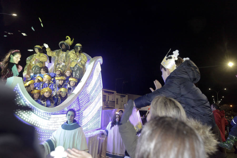 la lluvia no pudo con la ilusión de los pequeños de la casa y salieron a recibir a los Reyes magos en las calles cacereñas