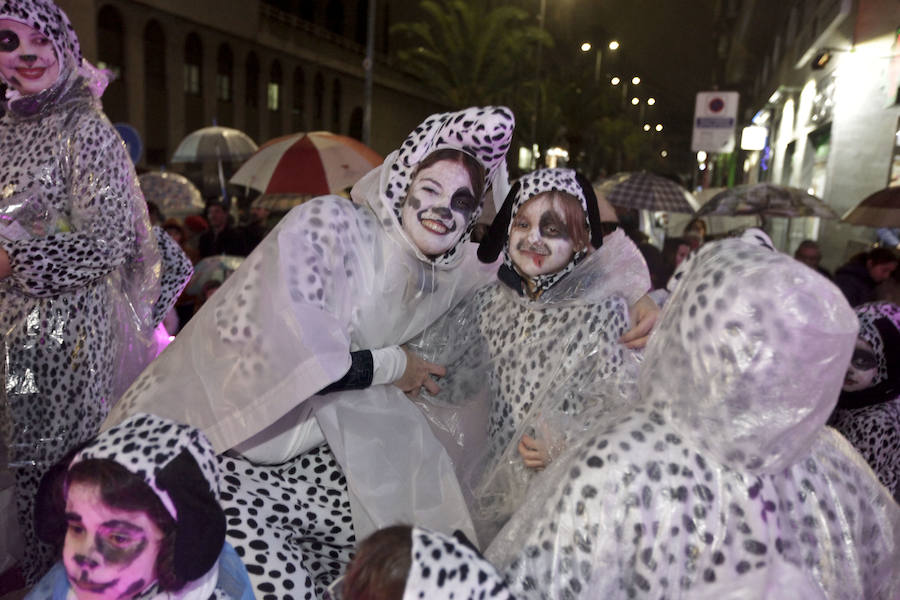 la lluvia no pudo con la ilusión de los pequeños de la casa y salieron a recibir a los Reyes magos en las calles cacereñas