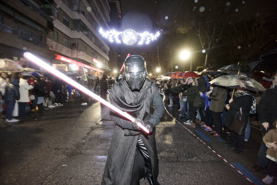 la lluvia no pudo con la ilusión de los pequeños de la casa y salieron a recibir a los Reyes magos en las calles cacereñas