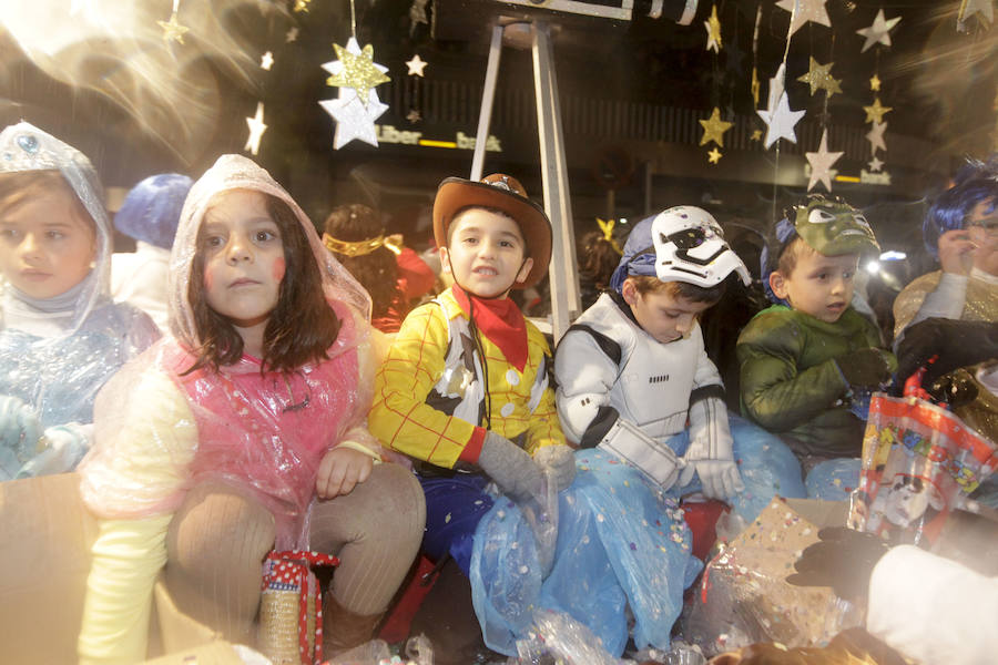 la lluvia no pudo con la ilusión de los pequeños de la casa y salieron a recibir a los Reyes magos en las calles cacereñas