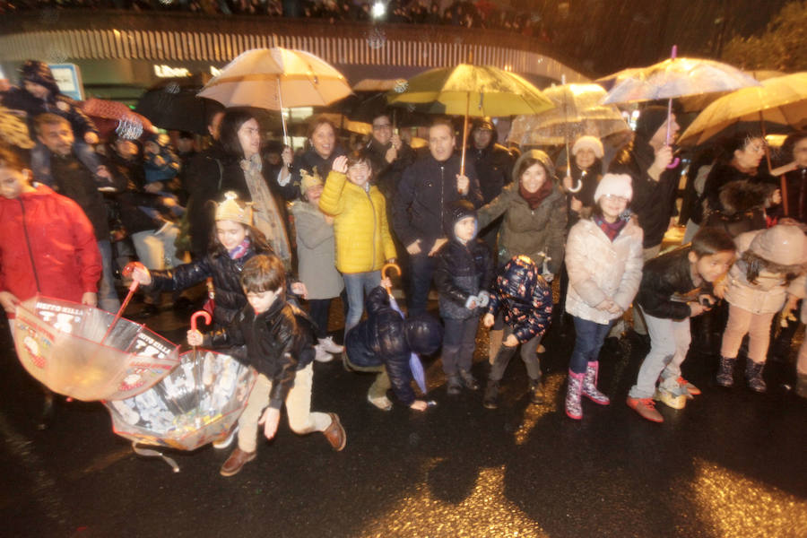 la lluvia no pudo con la ilusión de los pequeños de la casa y salieron a recibir a los Reyes magos en las calles cacereñas