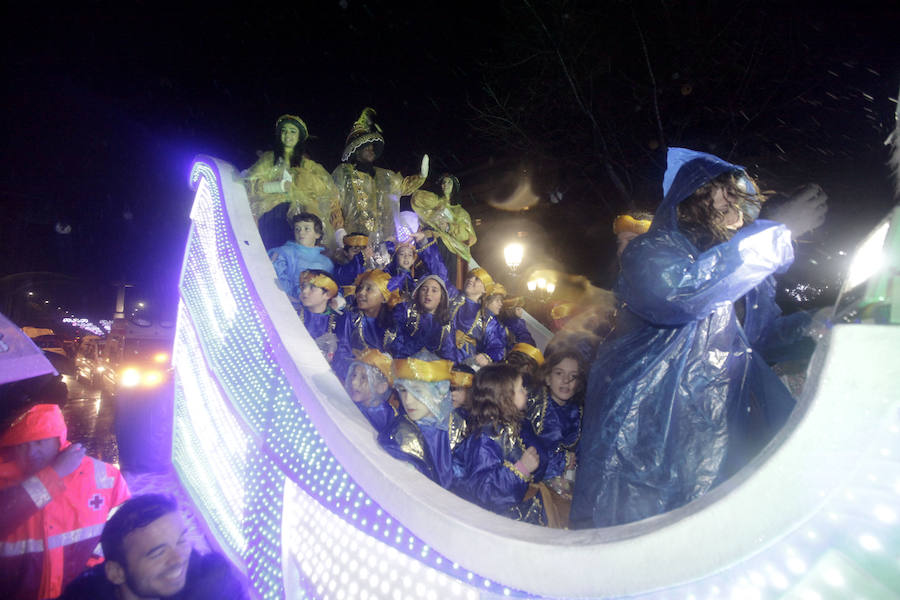 la lluvia no pudo con la ilusión de los pequeños de la casa y salieron a recibir a los Reyes magos en las calles cacereñas