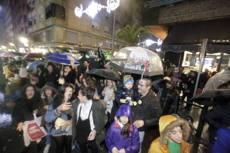 la lluvia no pudo con la ilusión de los pequeños de la casa y salieron a recibir a los Reyes magos en las calles cacereñas