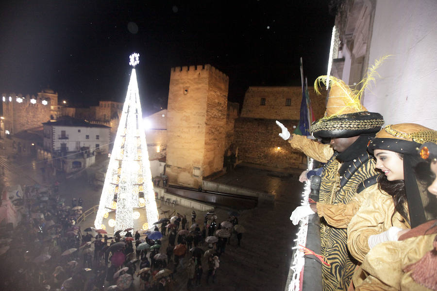 la lluvia no pudo con la ilusión de los pequeños de la casa y salieron a recibir a los Reyes magos en las calles cacereñas