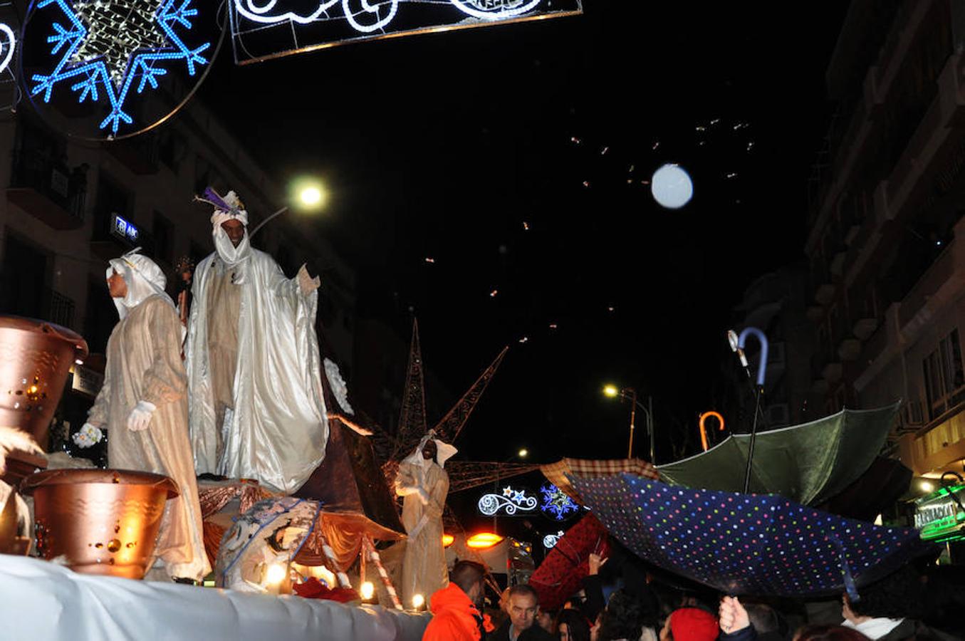 Los paraguas servían también para ir 'cazando' caramelos en Don Benito.