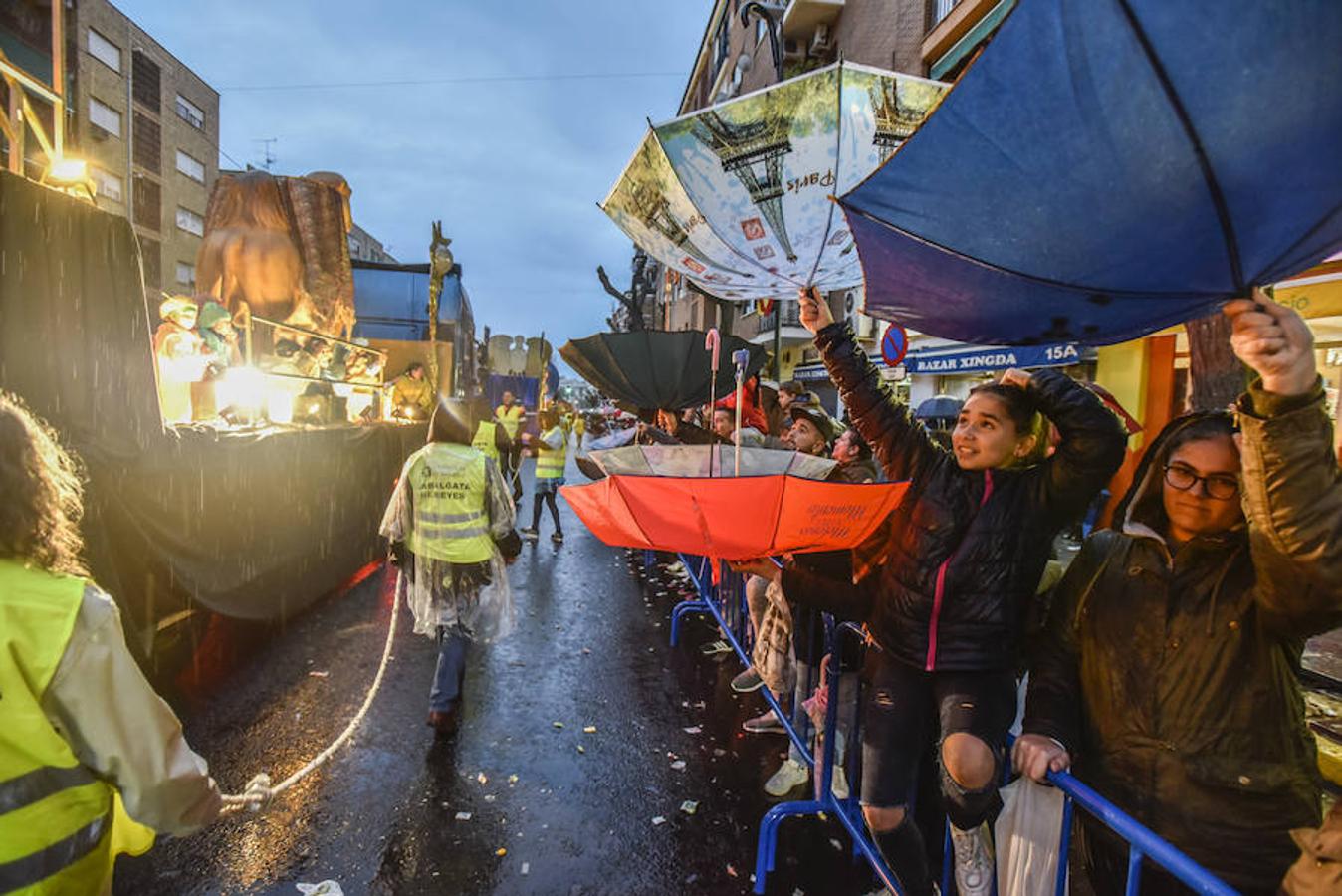 Paraguas boca abajo para coger caramelos en Badajoz.