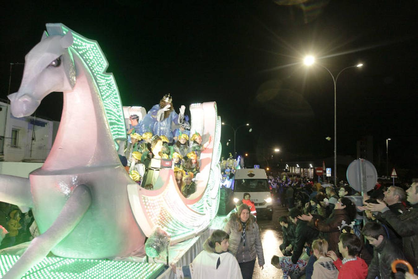 Los Reyes y sus pajes iban protegidos por chubasqueros en Cáceres.