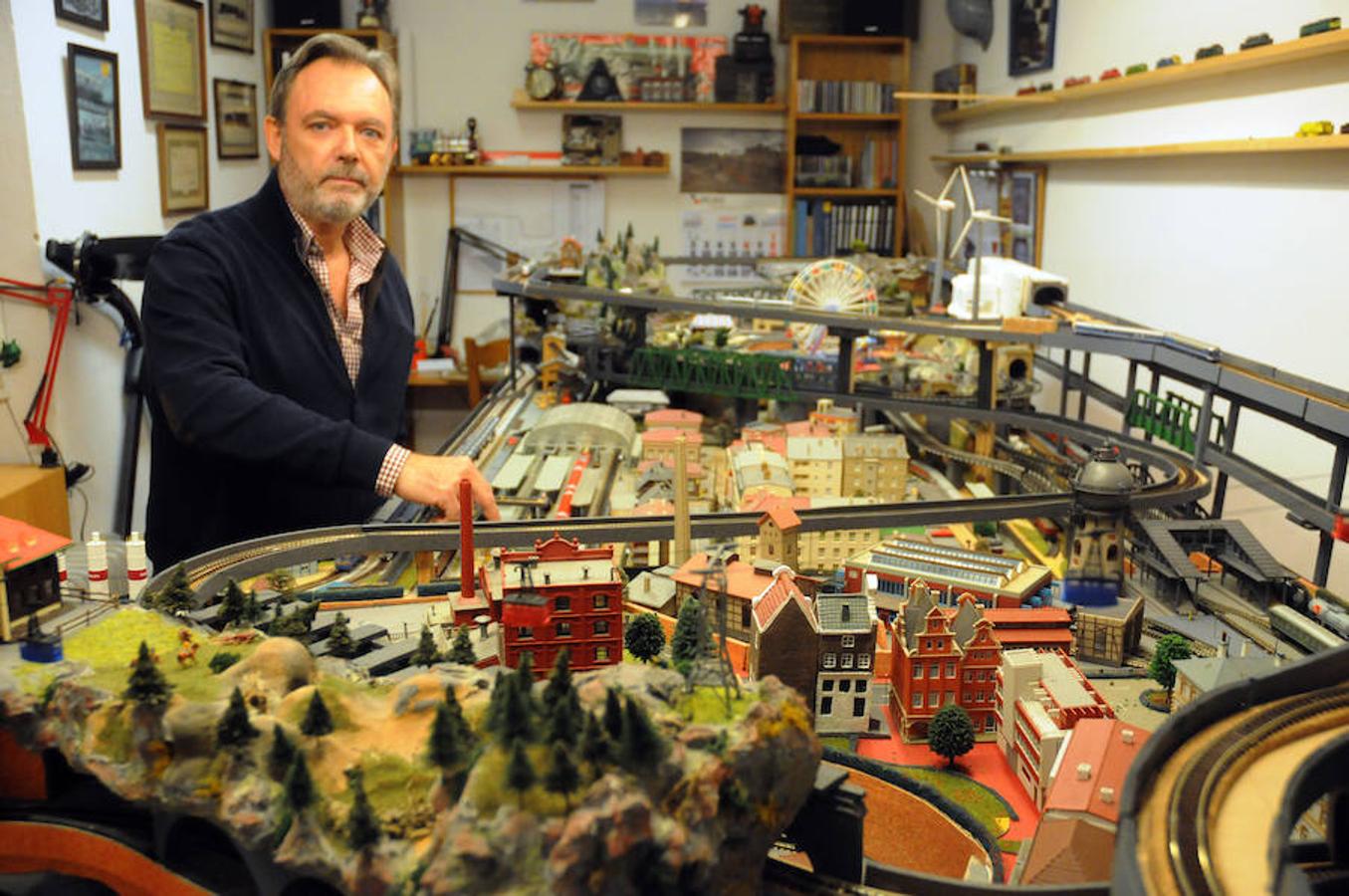 Ángel Cid lleva más de treinta años dedicado al modelismo ferroviario 