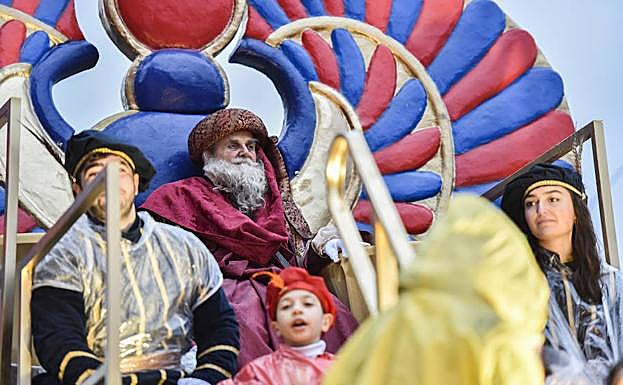Melchor y sus pajes reales a su paso por Badajoz.