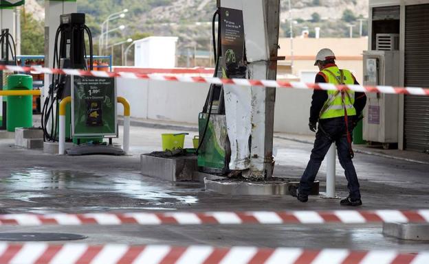 El surtidor de gasolina tras el accidente.