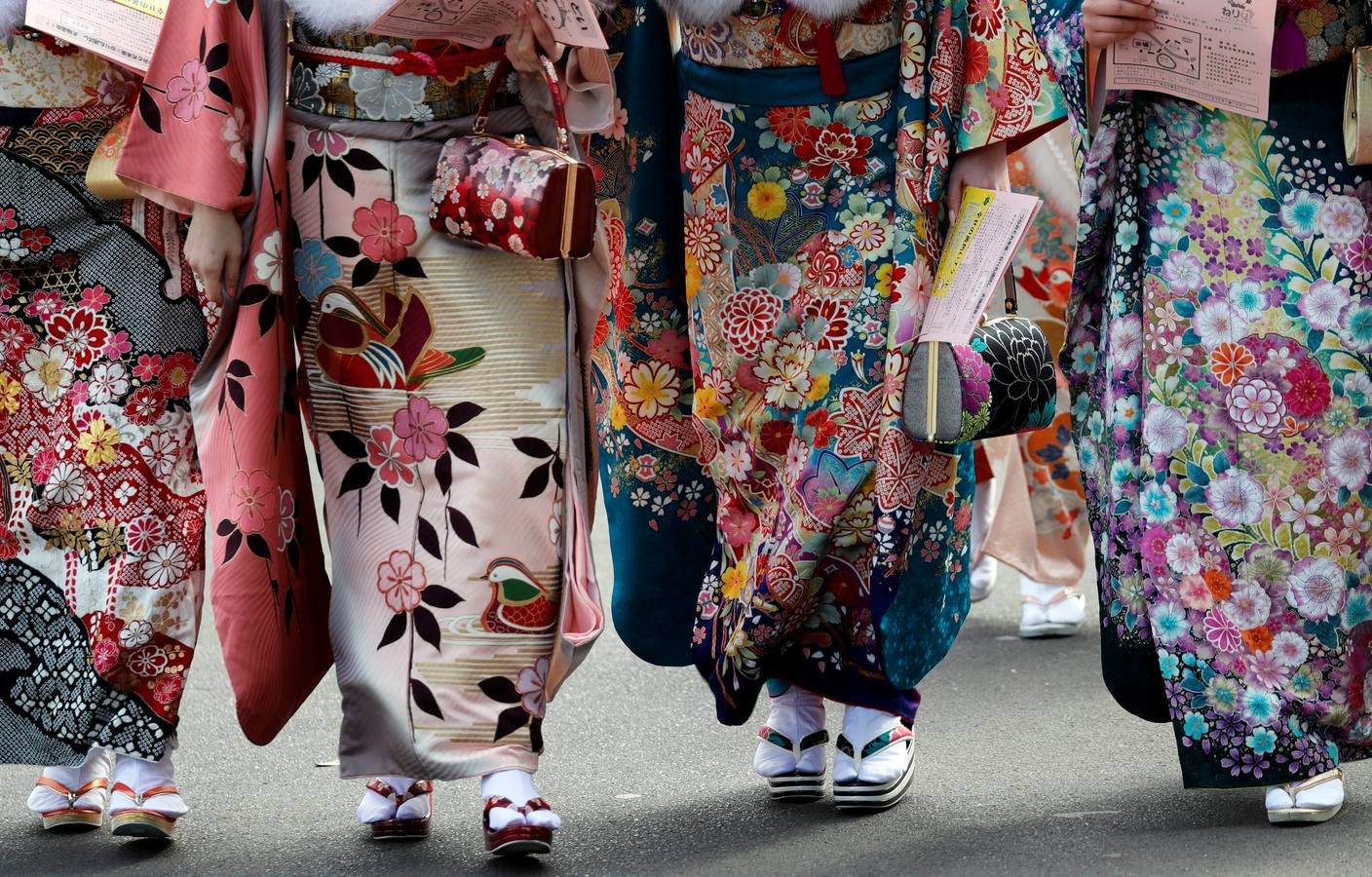 Mujeres japonesas vestidas con kimonos celebran la 'Ceremonia del Día de la mayoría de edad' en un parque de atracciones en Tokio, Japón.