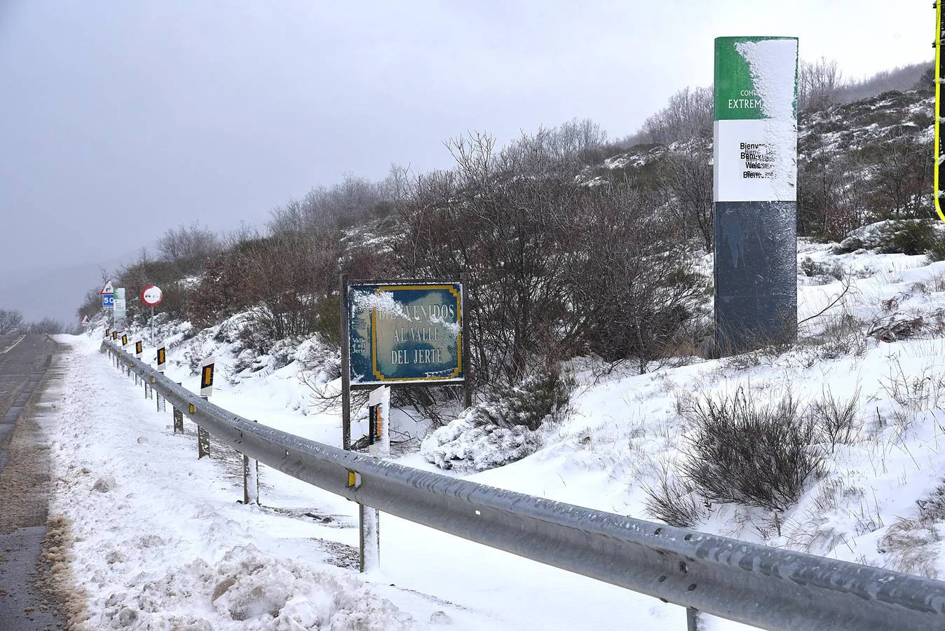 El temporal de nieve que azota a media España ha llegado a localidades del norte como Piornal o Hervás, del este a Siruela y en el sur a Monesterio