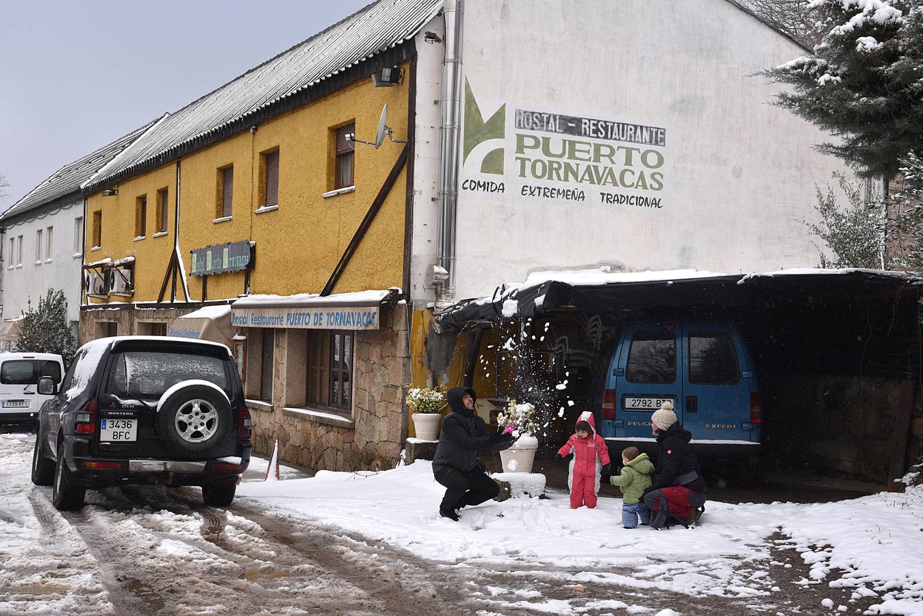 El temporal de nieve que azota a media España ha llegado a localidades del norte como Piornal o Hervás, del este a Siruela y en el sur a Monesterio