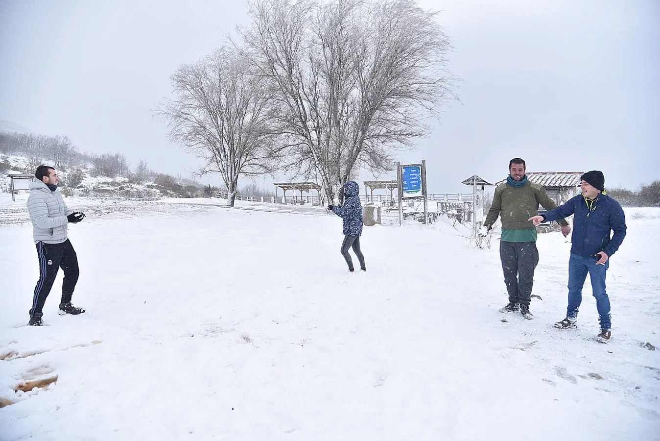 El temporal de nieve que azota a media España ha llegado a localidades del norte como Piornal o Hervás, del este a Siruela y en el sur a Monesterio