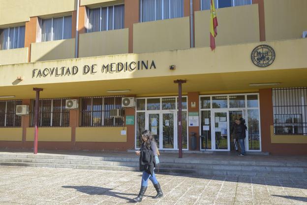 El actual edificio de la facultad de Medicina tiene más de 40 años. :: Hoy