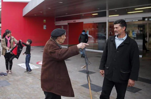José Carlos Giménez (dcha.), el padre del interno al que los médicos dieron por muerto, ayer en el Hospital Central de Asturias. :: efe