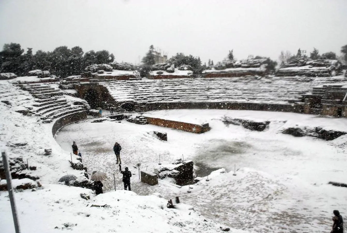 El 10 de enero de 2010 la mayor parte de Extremadura se cubrió de blanco. En la imagen, el Teatro Romano de Mérida.