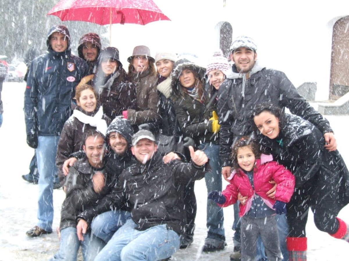 El 10 de enero de 2010 la mayor parte de Extremadura se cubrió de blanco. En la imagen, un grupo de amigos se fotografía en Don Benito.