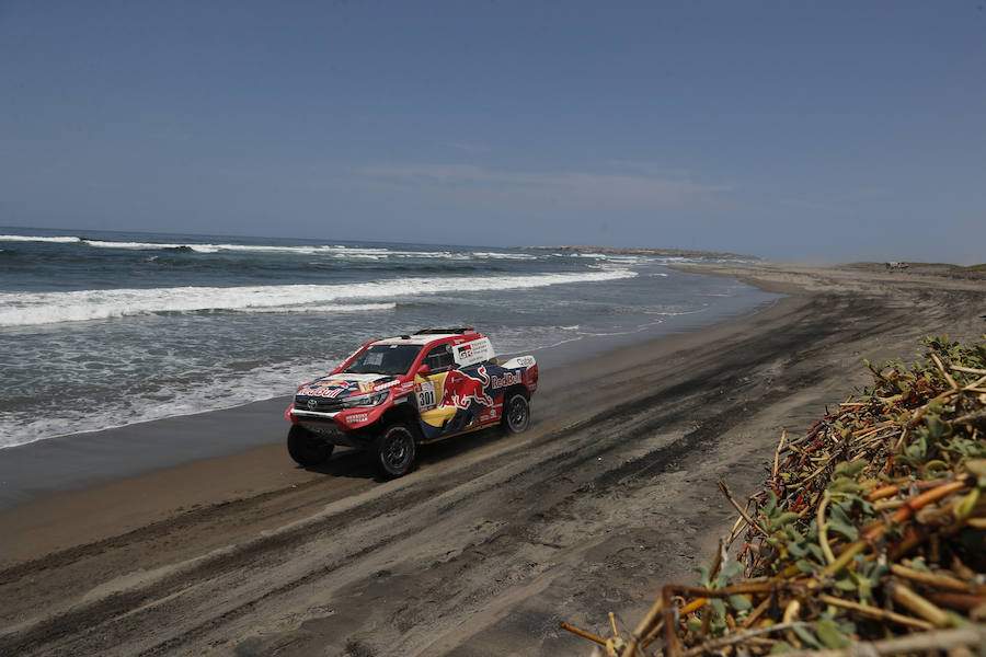 Los pilotos de Toyota Nasser Al-Attiyah, de Catar, y Matthieu Baumel, de Francia, compiten durante la quinta etapa del Dakar. 