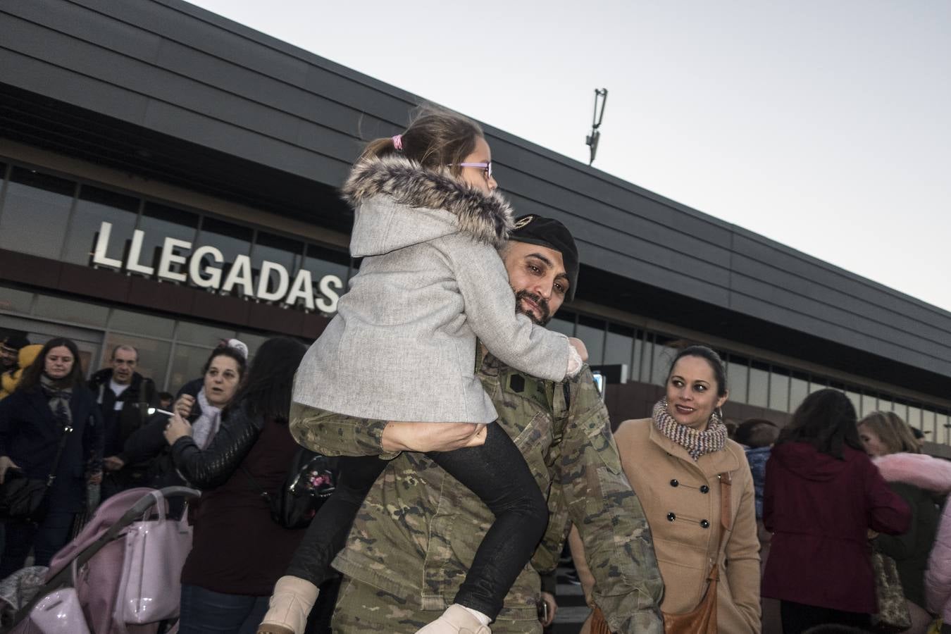 Los primeros militares de la Brigada Extremadura regresan de Letonia el mismo día que se despide el general jefe Francisco Dacoba 