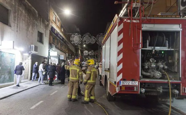Dos dotaciones de bomberos se han trasladado a la calle Gómez Becerra de Cáceres tras el vertido de gasoil.