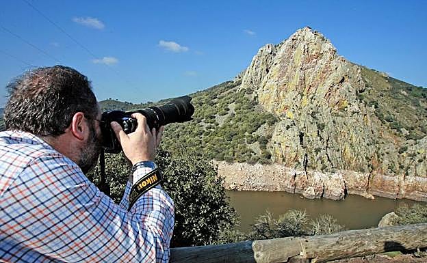 Un turista fotografía aves en Monfragüe:: HOY