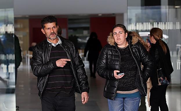 José Carlos Montoya Montoya, padre de Gonzalo, junto a su nuera, esperando noticias en el hospital.