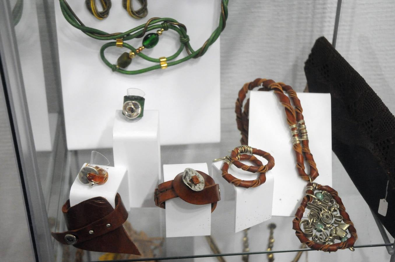 Integrantes de la asociacion de moda y sostenibilidad de Extremadura exponen sus creaciones y diseño en Centro Cultural Fundación Caja Badajoz en Mérida. Desde la asocicación hacen un llamamiento a las instituciones para darle el apoyo necesario para competir en el mercado de la moda y alientan a todas las personas y profesionales del sector a participar y desarrollar la moda sostenible en Extremadura. La exposición se puede visitar hasta el 26 de enero.