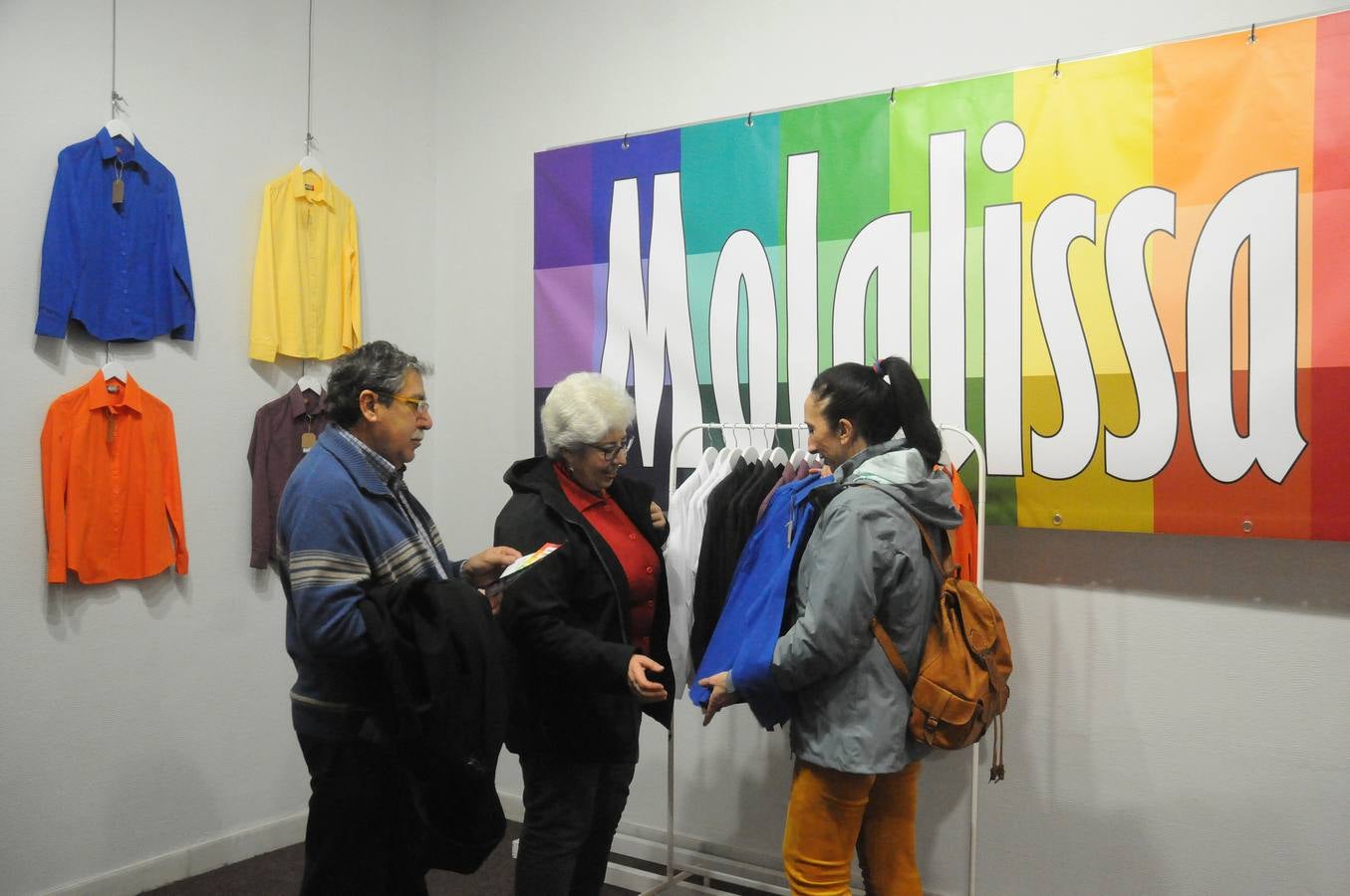 Integrantes de la asociacion de moda y sostenibilidad de Extremadura exponen sus creaciones y diseño en Centro Cultural Fundación Caja Badajoz en Mérida. Desde la asocicación hacen un llamamiento a las instituciones para darle el apoyo necesario para competir en el mercado de la moda y alientan a todas las personas y profesionales del sector a participar y desarrollar la moda sostenible en Extremadura. La exposición se puede visitar hasta el 26 de enero.