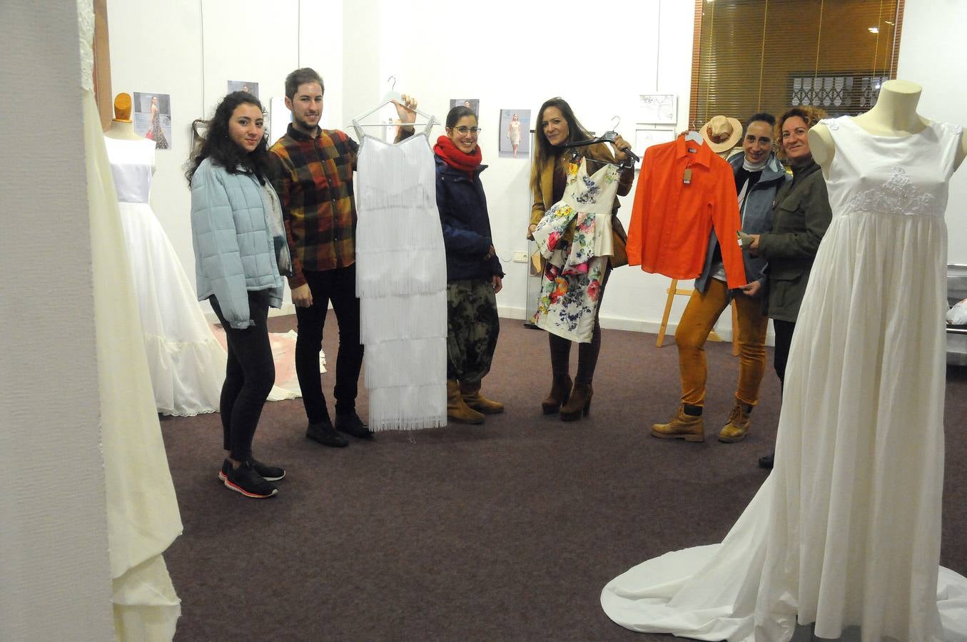 Integrantes de la asociacion de moda y sostenibilidad de Extremadura exponen sus creaciones y diseño en Centro Cultural Fundación Caja Badajoz en Mérida. Desde la asocicación hacen un llamamiento a las instituciones para darle el apoyo necesario para competir en el mercado de la moda y alientan a todas las personas y profesionales del sector a participar y desarrollar la moda sostenible en Extremadura. La exposición se puede visitar hasta el 26 de enero.