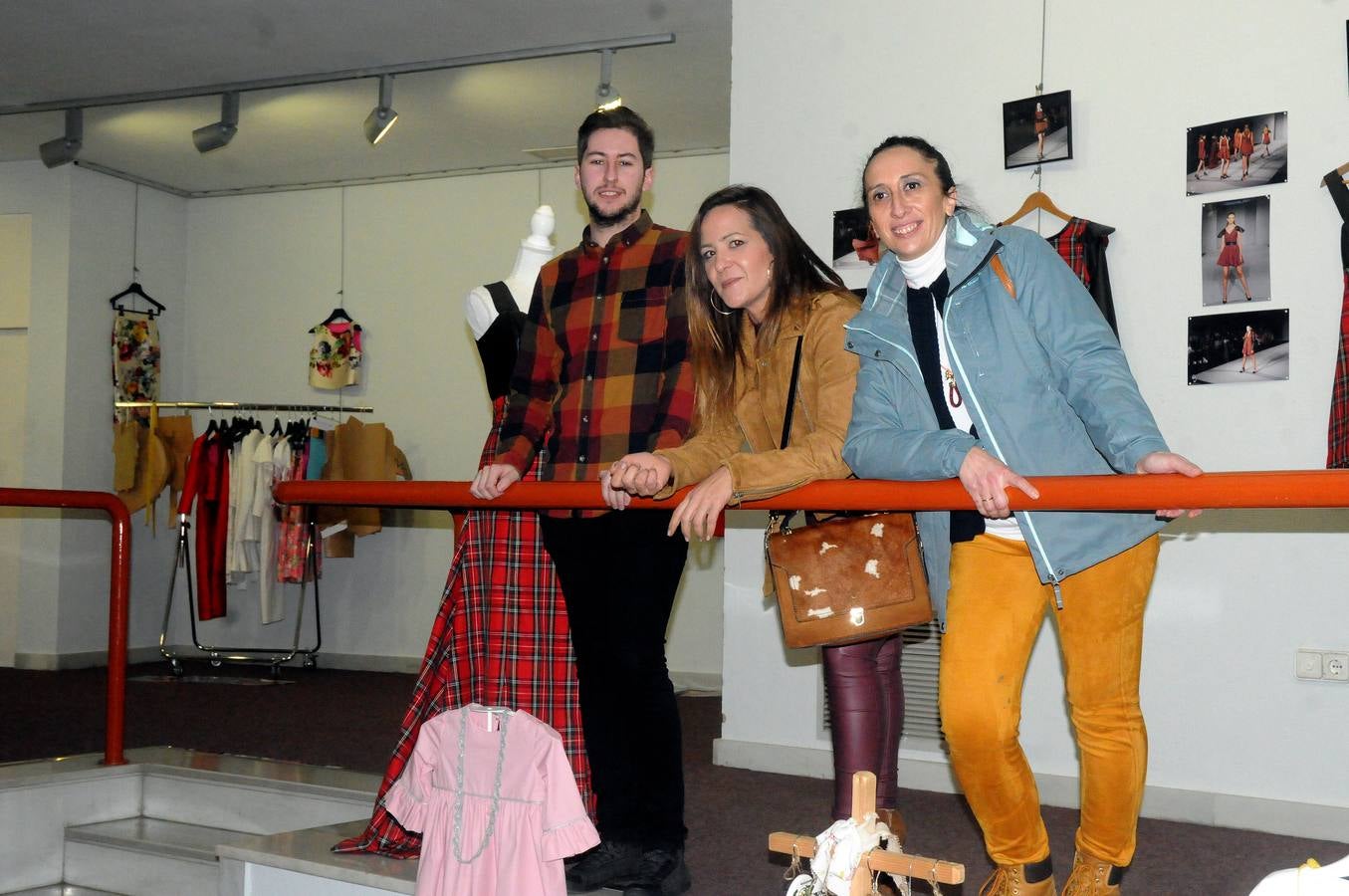 Integrantes de la asociacion de moda y sostenibilidad de Extremadura exponen sus creaciones y diseño en Centro Cultural Fundación Caja Badajoz en Mérida. Desde la asocicación hacen un llamamiento a las instituciones para darle el apoyo necesario para competir en el mercado de la moda y alientan a todas las personas y profesionales del sector a participar y desarrollar la moda sostenible en Extremadura. La exposición se puede visitar hasta el 26 de enero.