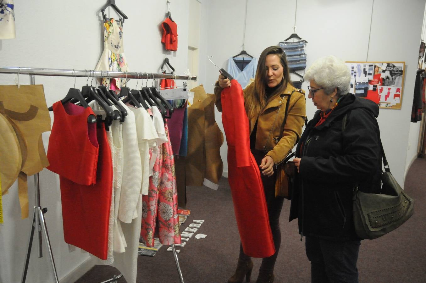 Integrantes de la asociacion de moda y sostenibilidad de Extremadura exponen sus creaciones y diseño en Centro Cultural Fundación Caja Badajoz en Mérida. Desde la asocicación hacen un llamamiento a las instituciones para darle el apoyo necesario para competir en el mercado de la moda y alientan a todas las personas y profesionales del sector a participar y desarrollar la moda sostenible en Extremadura. La exposición se puede visitar hasta el 26 de enero.