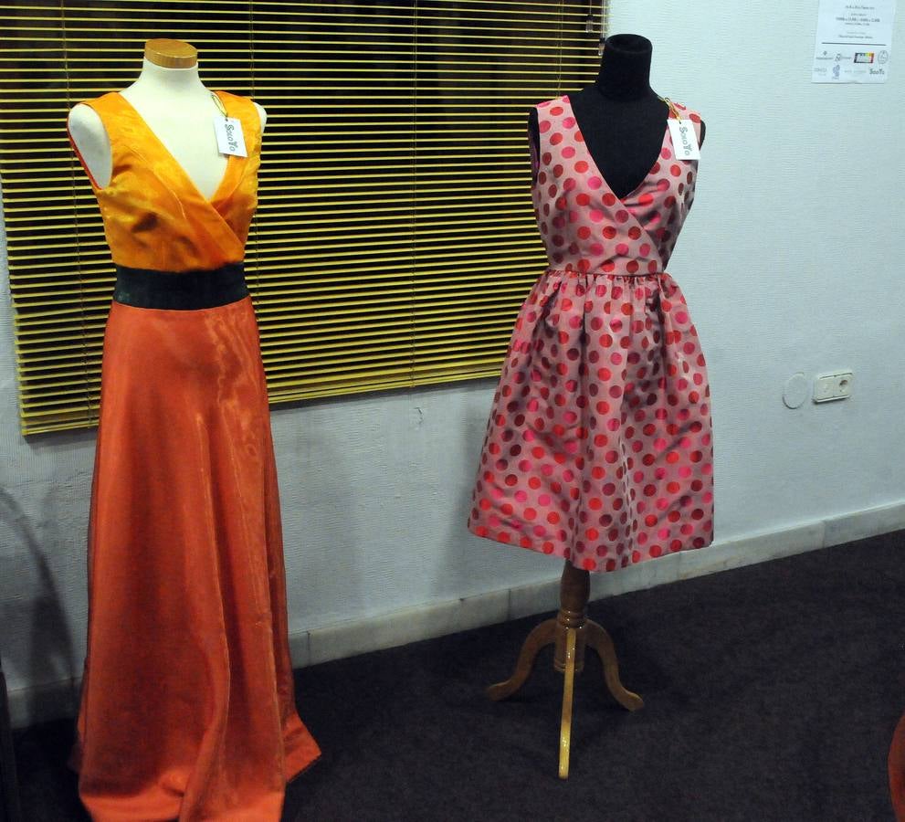 Integrantes de la asociacion de moda y sostenibilidad de Extremadura exponen sus creaciones y diseño en Centro Cultural Fundación Caja Badajoz en Mérida. Desde la asocicación hacen un llamamiento a las instituciones para darle el apoyo necesario para competir en el mercado de la moda y alientan a todas las personas y profesionales del sector a participar y desarrollar la moda sostenible en Extremadura. La exposición se puede visitar hasta el 26 de enero.