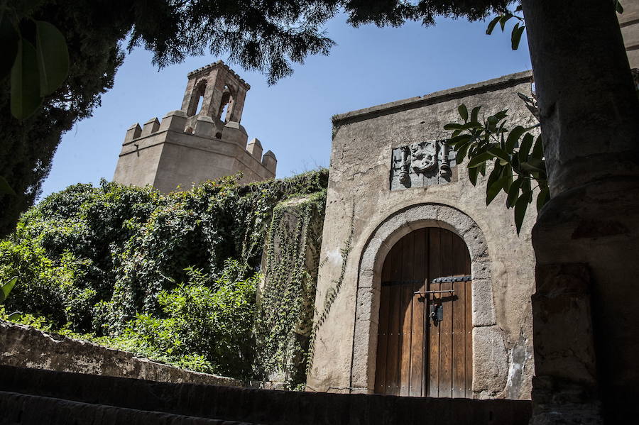 La puerta de La Galera, a la derecha, junto a la Torre de Espantaperros, a la izquierda.