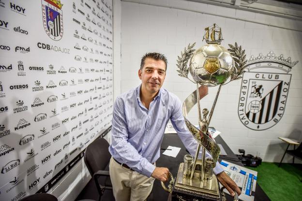 Pablo Blázquez posa con el Trofeo Ibérico en su versión original. 
