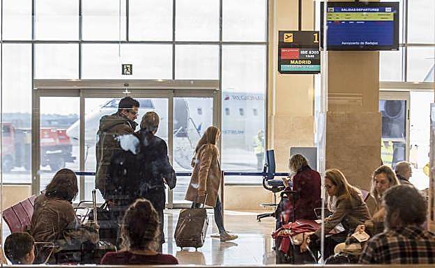 Pasajeros en el Aeropuerto de Badajoz.: HOY