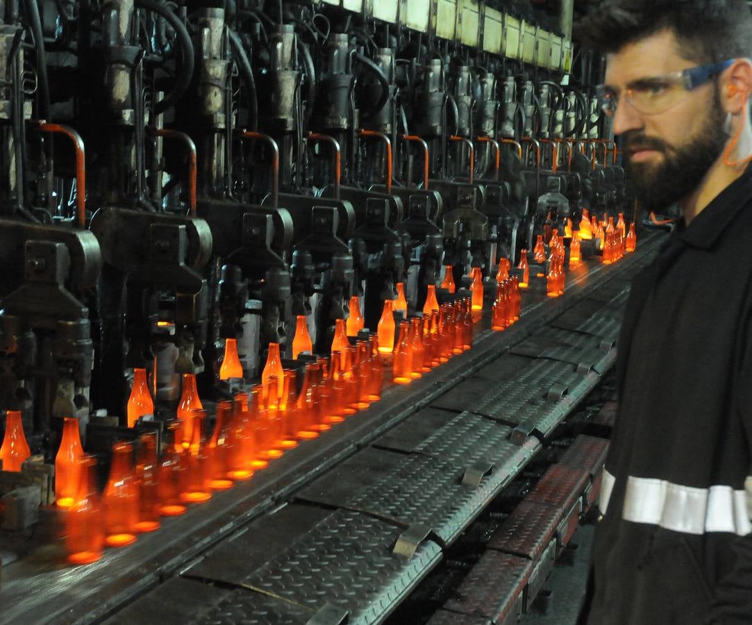 La empresa de vidrios Barbosa&Almeida asentada en Extremadura, más concretamente en Villafranca de los Barros, desea seguir creciendo. La fábrica que trabaja 24 horas al día, los 365 días al año, produce 3 millones de botellas al día