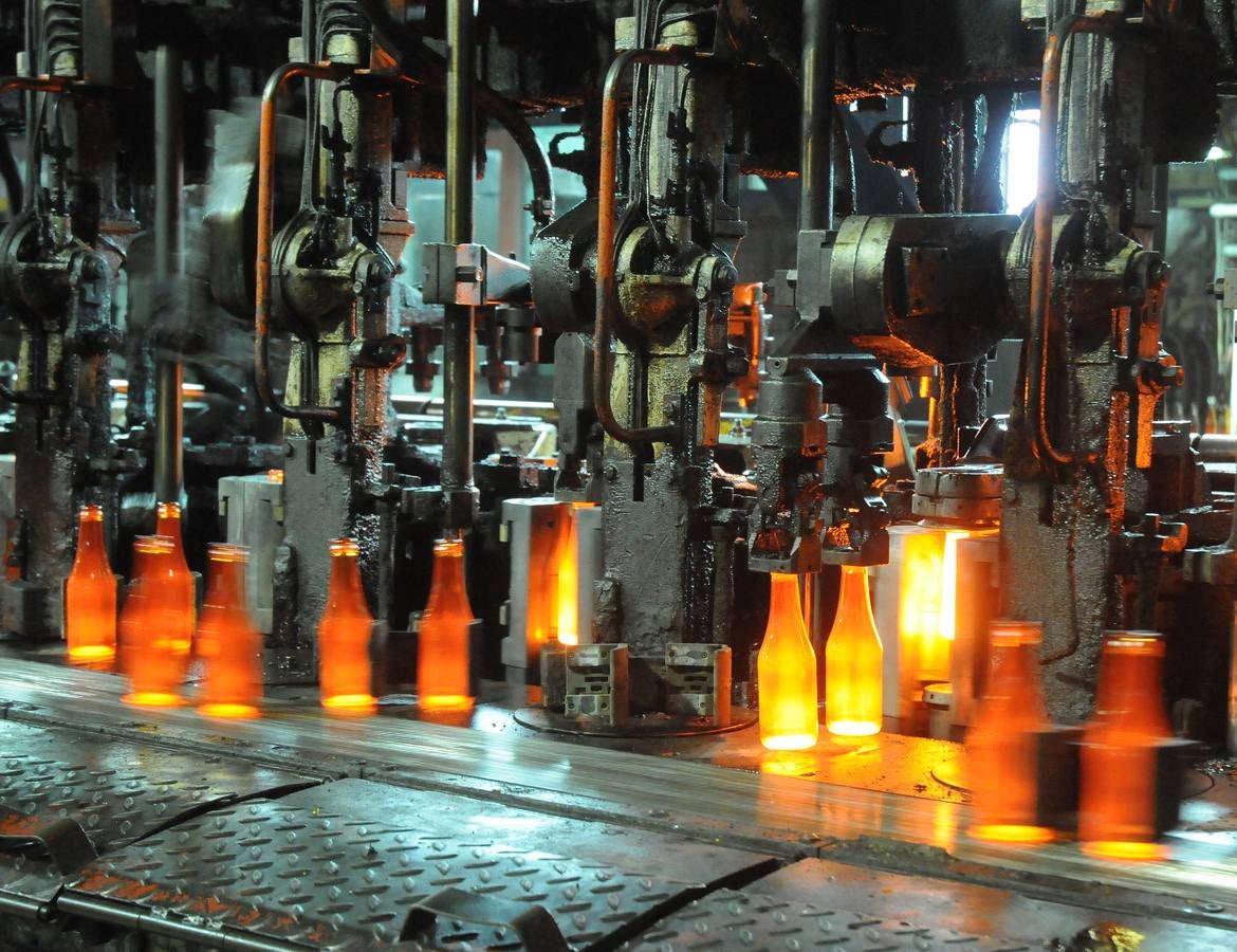 La empresa de vidrios Barbosa&Almeida asentada en Extremadura, más concretamente en Villafranca de los Barros, desea seguir creciendo. La fábrica que trabaja 24 horas al día, los 365 días al año, produce 3 millones de botellas al día