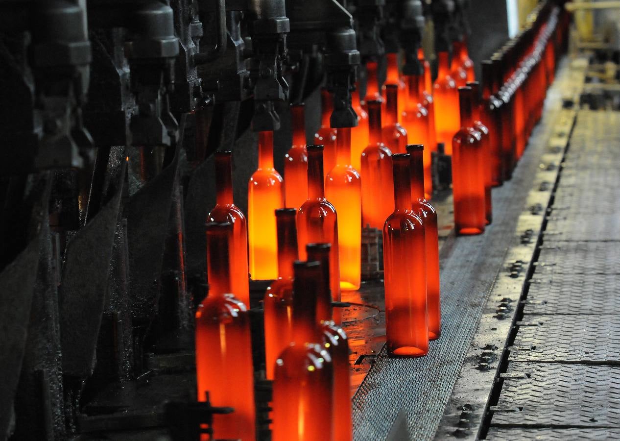 La empresa de vidrios Barbosa&Almeida asentada en Extremadura, más concretamente en Villafranca de los Barros, desea seguir creciendo. La fábrica que trabaja 24 horas al día, los 365 días al año, produce 3 millones de botellas al día