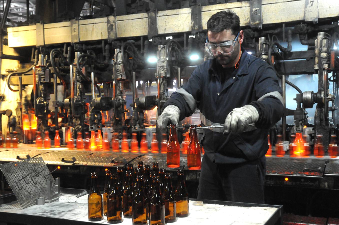 La empresa de vidrios Barbosa&Almeida asentada en Extremadura, más concretamente en Villafranca de los Barros, desea seguir creciendo. La fábrica que trabaja 24 horas al día, los 365 días al año, produce 3 millones de botellas al día