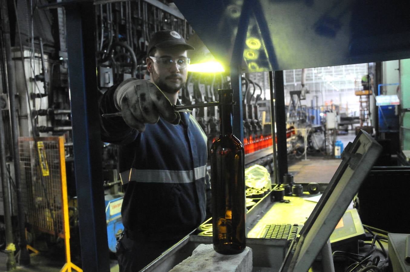 La empresa de vidrios Barbosa&Almeida asentada en Extremadura, más concretamente en Villafranca de los Barros, desea seguir creciendo. La fábrica que trabaja 24 horas al día, los 365 días al año, produce 3 millones de botellas al día